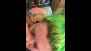 Emo 荡妇获得完整的面部护理