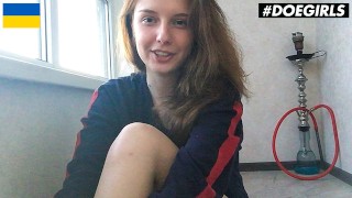 DoeGirls - Sienna Kim 娇小的乌克兰手指她湿漉漉的粉红色阴户在家