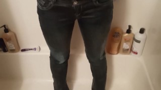 狐狸精弄湿了自己，浑身生气，脱光衣服时炫耀自己被尿液覆盖！