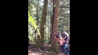 青少年在高速公路旁的俄勒冈州树林里做爱