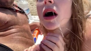 我在海滩上遇到了这个火辣的金发女郎，她从我的鸡巴里吸出了精液