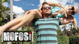 Mofos - 金发碧眼的 Anastasia Knight 乞求凯尔·马索用他的大鸡巴操她