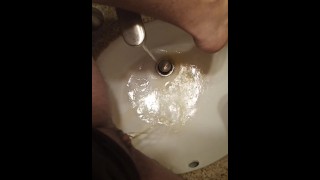 FTM 在工作中在水槽中撒尿