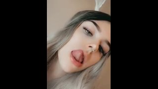 性感的青少年舌头挑逗