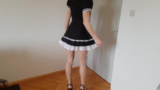 你的女仆脱光衣服和戏弄你