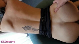 大奶美女拿着大鸡巴从后面被插入