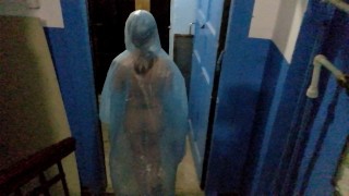 晚上穿着雨衣裸体走路