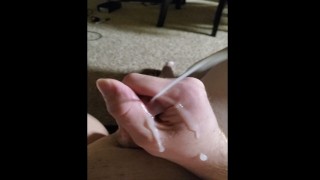 Femboy 用力射精并继续抚摸