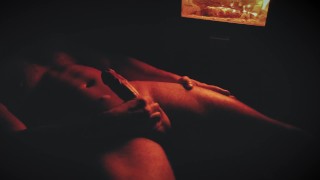 HOT OILED 家伙在壁炉旁边自慰 OIL 身体 CUM