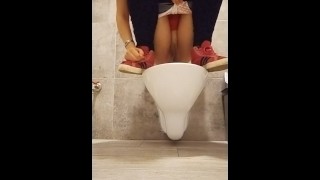 顽皮的女孩在餐厅里抚摸她紧绷的阴户#快速高潮
