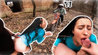 在森林里找到一栋废弃的建筑，在那里操了一个摩托车荡妇||越野车性爱游乐设施