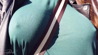 Boobwalk， 蓝色衬衫配肩带