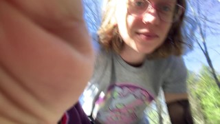 这个火辣的小金发女郎是爱撒尿的完美荡妇
