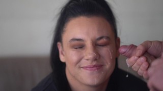 性感特写口交与热面部为美丽的爪子