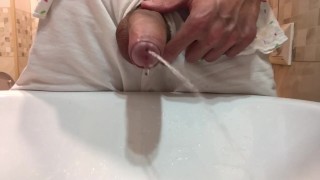 年轻的同性恋梭哈在水槽里撒尿，有一个坚硬的未切割的鸡巴