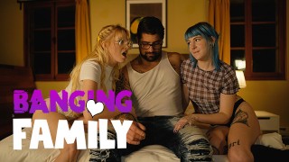 Banging Family - Alt 继姐妹分享一只巨大的鸡巴