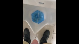 工作时在公共小便池里撒尿 1