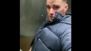 户外撒尿，然后马克·麦考利（Marc McAulay）在公共场合露出他的热屁股