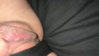 在羽绒被下自慰直到性高潮