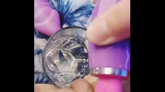 玩弄我的阴蒂，直到我喷进玻璃杯里喝掉它