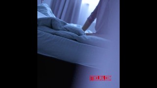 当我最好的朋友的妹妹在她的房间里自慰时，我正在嘲笑她