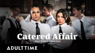 TRANSFIXED - Hot Caterers Jane Wilde 和 Khloe Kay 在工作中被抓到！