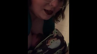 把我的大奶子推到我未婚夫的脸上