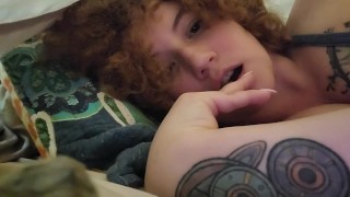 舒适 - 寒冷天气下的天然红发女卧底，描述打手枪、阴部指法和玩具
