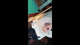 酒吧里的公开露阴癖 当我为陌生人脱衣时，我忍不住展示我的乳房和屁股