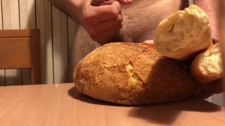 射在新鲜面包上
