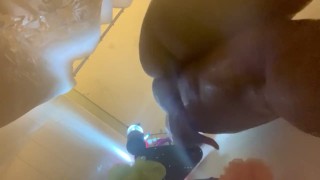 POV：淋浴时掉落的手机