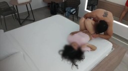 这个作弊的荡妇不介意欺骗她的男朋友，像发情的母狗一样呻吟！