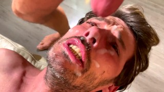 Roxas est prêt à tout donner à Thiago pour obtenir un rôle