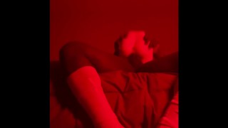 大学橄榄球运动员在比赛后抚摸他粗壮的肉棒（替补到 Onlyfans 4 免费）