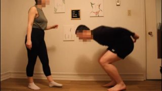 国际妇女节当天戴上手铐踢球