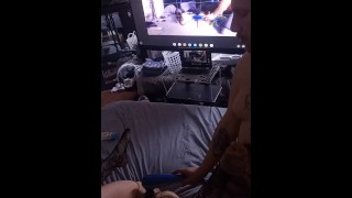 身体按摩器曾经在看着自己时让荡妇射精