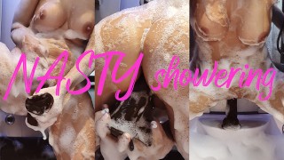 意大利巨乳熟女被发现用巨大的假阳具洗澡和自慰，多次高潮