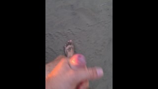 预览：在马斯帕洛马斯的沙丘上赤身裸体地行走和射精