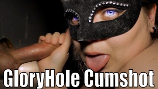 蓝眼睛的女孩在 Gloryhole 吮吸小鸡巴