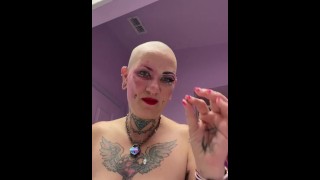 赤裸上身洗妆。
