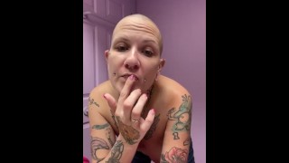 洗脸，裸照涂上精华液