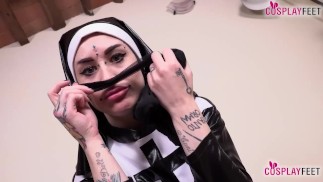 角质的意大利修女丹尼斯在角质后脱下连裤袜，一直在说话