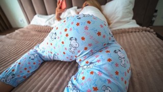 继女通过开门看色情片来勾引继父 - 继女乞求中出