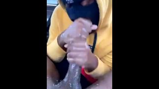吞下车里的篮球教练