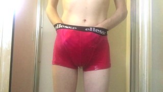 年轻的 Twink 穿着紧身的粉红色平角内裤撒尿