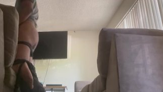大鸡巴邻居在女朋友回家之前给了我一个负担。