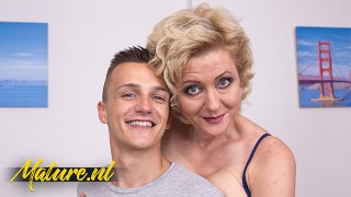角质成熟的家庭主妇乱搞和吮吸她的儿子最好的朋友