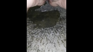 在混凝土上撒尿