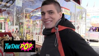Twink Pop - 他付钱让他坐摩天轮，然后他给他额外的钱来抚摸他的鸡巴
