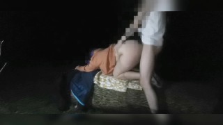 晚上和女朋友一起户外乐趣